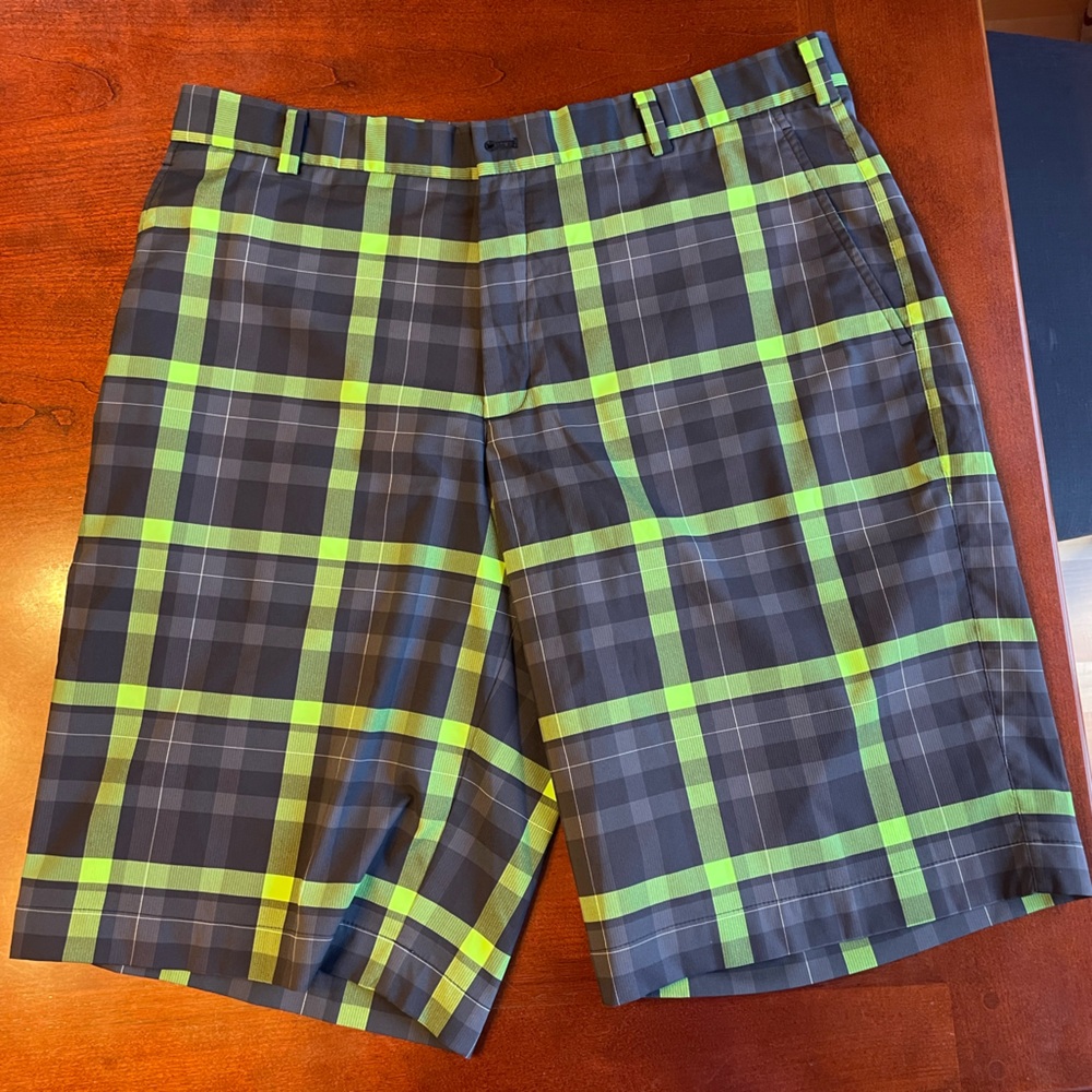 Nike Golf Dri-FIT Shorts with Green Accents size 36 men’s